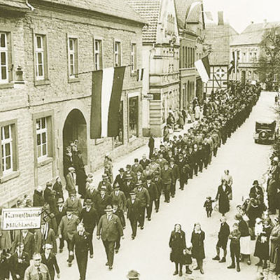 Nach der nationalistischen Machtergreifung wurde der Gewerbeverein aufgelöst und durch den sogenannten «Kampfbund» ersetzt. Das Foto zeigt Mitglieder des Kampfbundes bei einem Festmarsch im Jahr 1933 auf der oberen Marktstraße.
