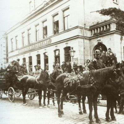 Abfahrt der letzten Postkutsche vor dem Postamt in der Bahnhofstraße im Jahre 1910