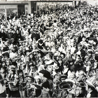 1976 - Kinderumzug vor der Rathaustreppe
