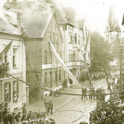 1926 feierte die Freiwillige Feuerwehr Steinheim ihr 50-jähriges Bestehen. Dabei gab es in der Marktstraße Vorführungen mit vielen Schaulustigen.