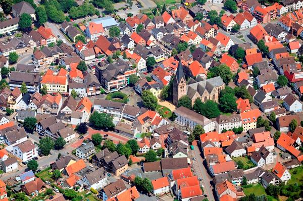 Luftbild der Innenstadt mit der chrakteristischen Sankt Marien Kirche und dem Rathaus