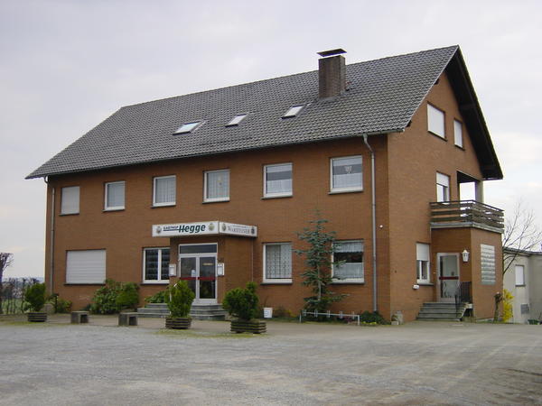 Aussenansicht des Hotels als dreigeschossiger Klinkerbau in Bergheim